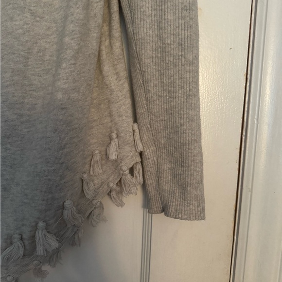 Lilly Pulitzer Ferrera Asymmetrical Tassel Sweater Size Medium - Picture 3 of 6
